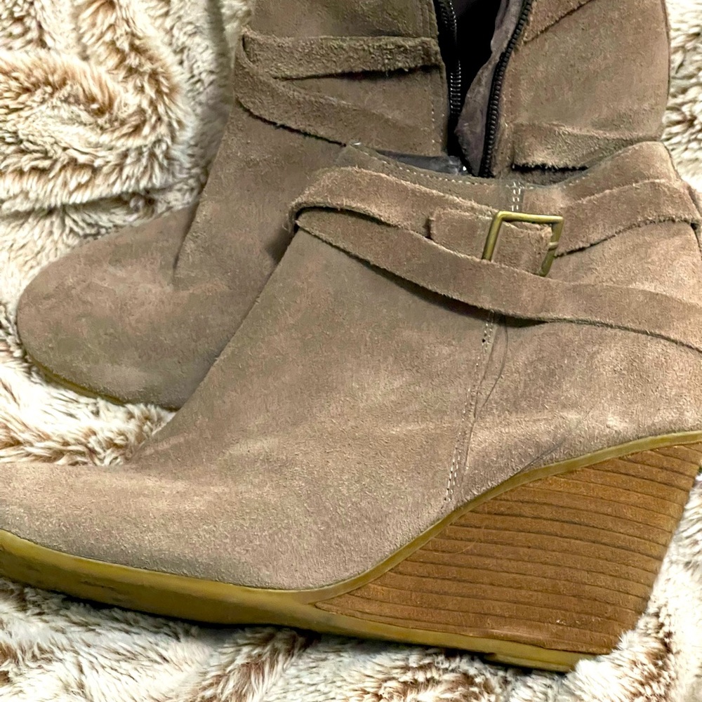 Pre-loved 💕 LE CHATEAU Suede Wedge Boots